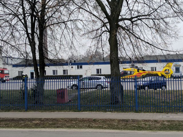 Wypadek w fabryce w Trawnikach. Interweniował śmigłowiec Lotniczego Pogotowia Ratunkowego (wideo, zdjęcia)