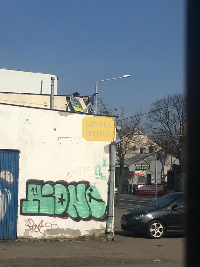 Sygnał od Czytelniczki. „Rower miejski na dachu budynku”