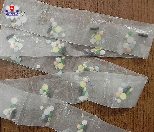 Paczka z Chin z tabletkami psychoaktywnymi (zdjęcia)