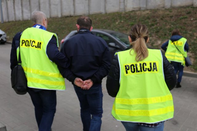 Policjanci z Lublina zatrzymali osoby zajmujące się wyłudzaniem podatku VAT (wideo, zdjęcia)