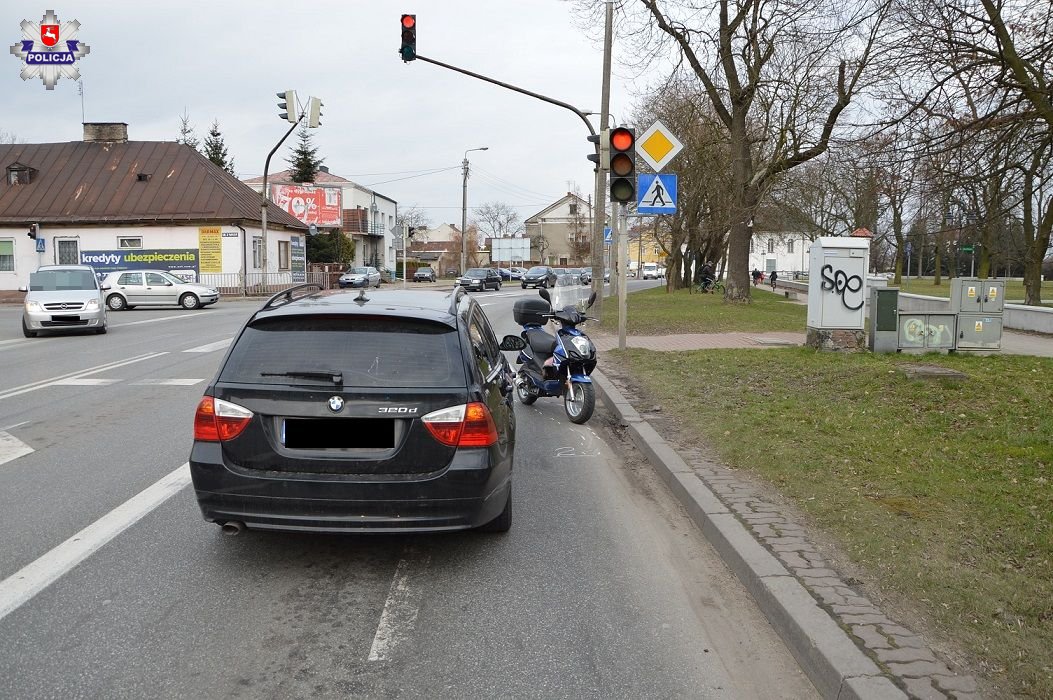 Uderzył motorowerem w stojące auto osobowe. Trafił do