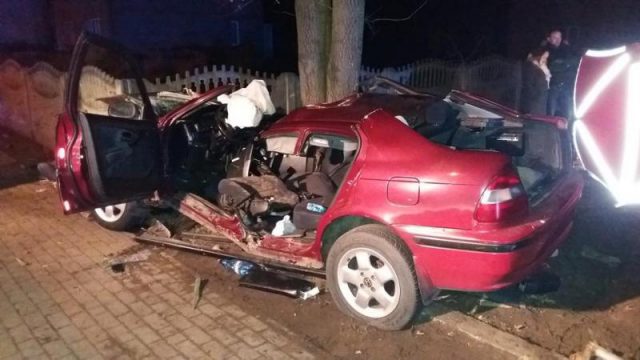 Honda uderzyła w drzewo, dwie osoby zginęły na miejscu (zdjęcia)