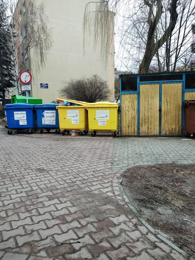 Sygnał od Czytelnika. Przepełnione śmietniki i sterta kartonów przy ul. Harnasie (zdjęcia)