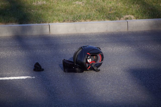 Kolejny wypadek motocyklisty w Lublinie. Na łuku jezdni stracił panowanie nad jednośladem (zdjęcia)