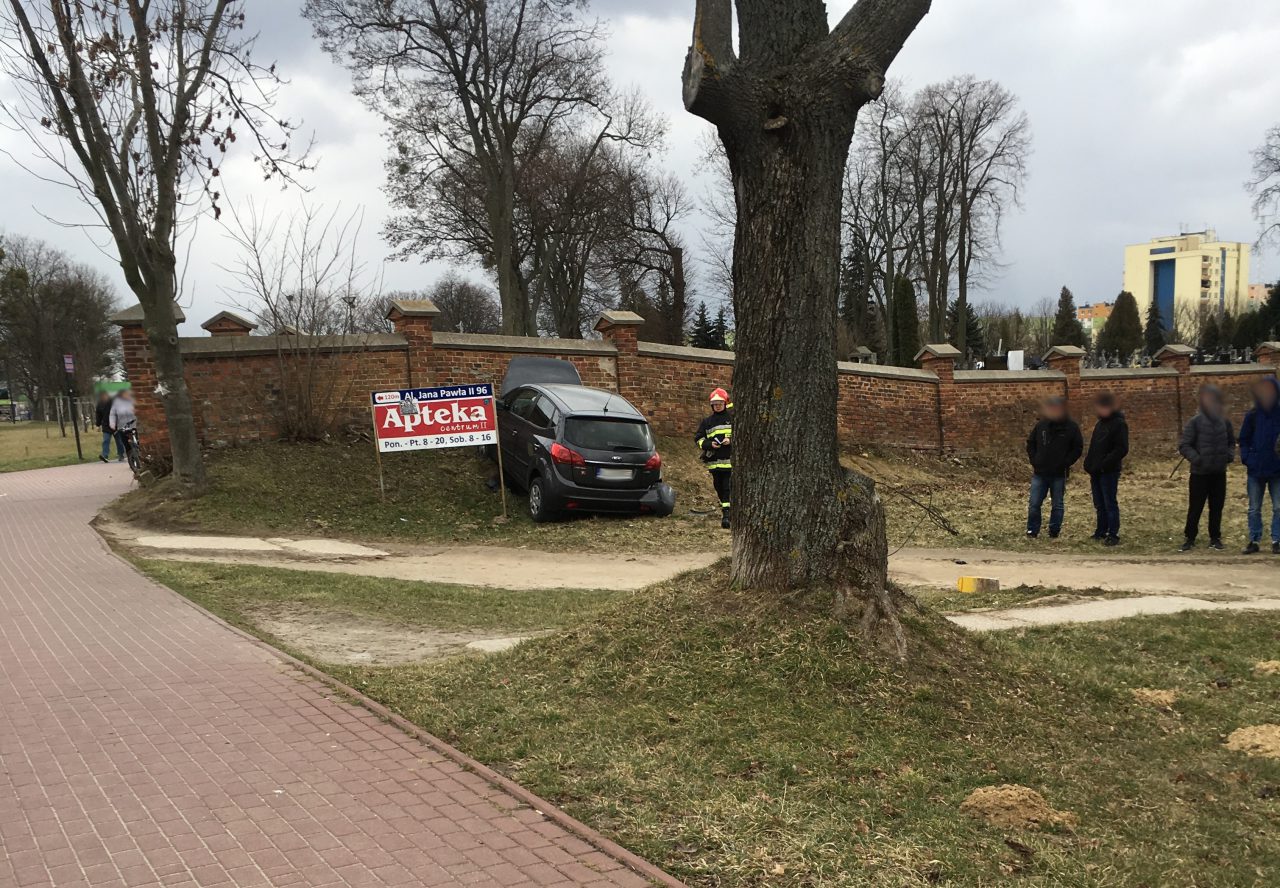 Pojazd przebił barierki, zatrzymał się na ogrodzeniu