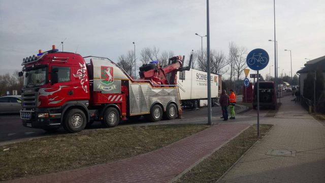 Utrudnienia w ruchu na rondzie w Piaskach (zdjęcia)