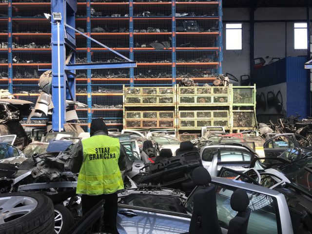 Kradzione elementy samochodów na terenie firmy zajmującej się handlem częściami i złomowaniem pojazdów (zdjęcia)