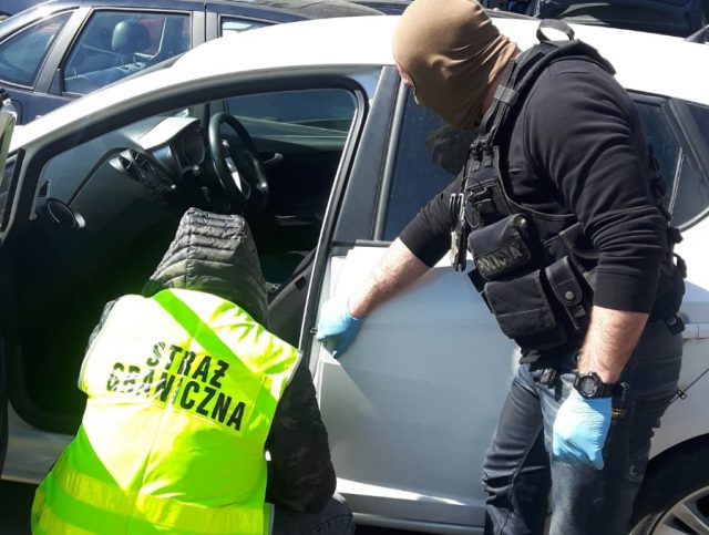 Kradzione elementy samochodów na terenie firmy zajmującej się handlem częściami i złomowaniem pojazdów (zdjęcia)