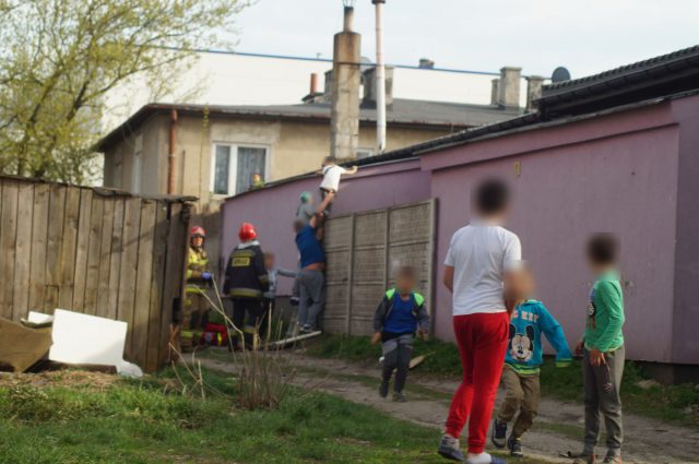 Ratowali dziecko, które zawisło na dachu z wbitą w rękę blachą (zdjęcia)