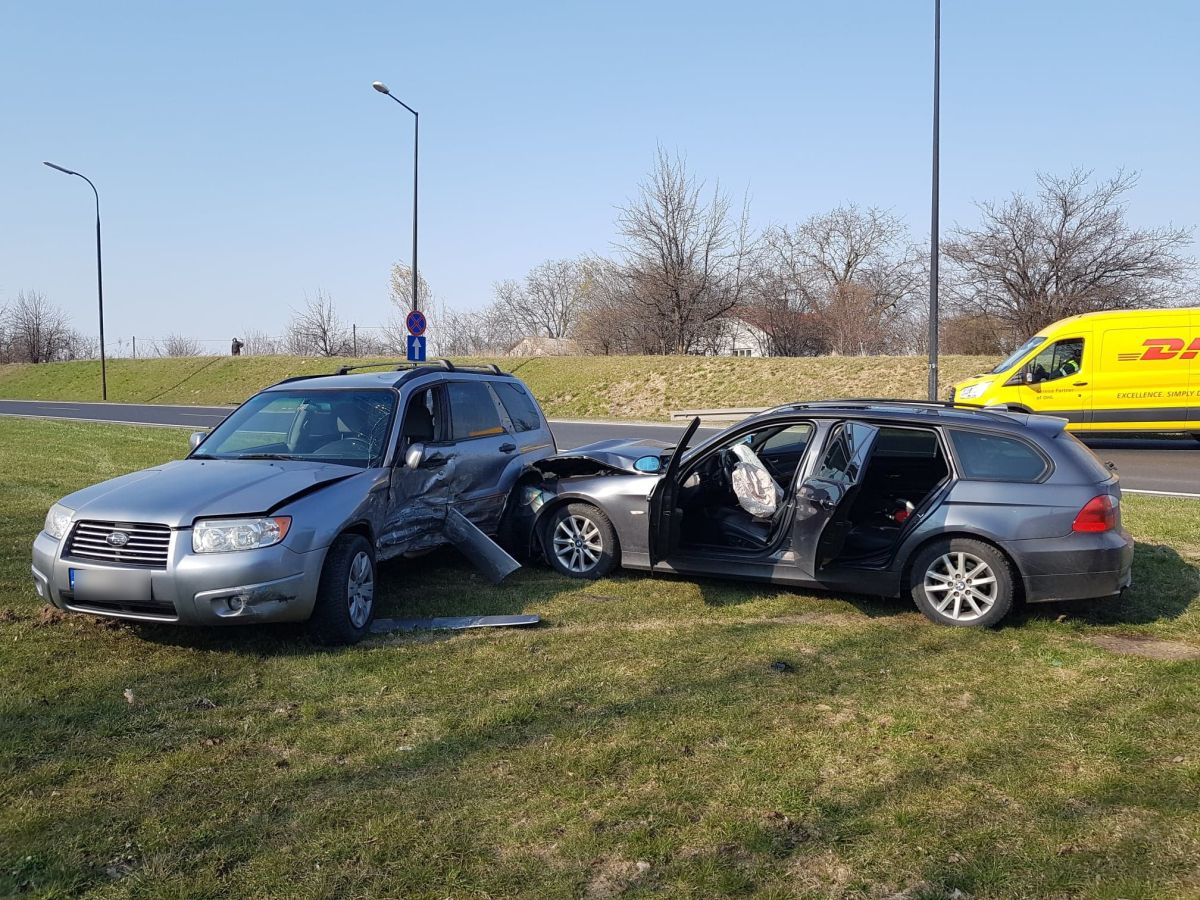 Jadąc prawym pasem, postanowił zawrócić. Zderzenie subaru