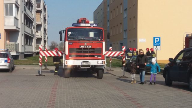 Dwulatek zamknął babcię na balkonie. Na pomoc ruszyli strażacy (zdjęcia, wideo)