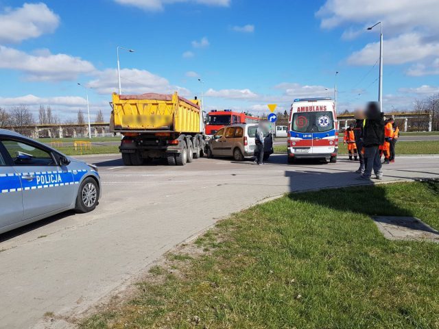 Myślał, że ma pierwszeństwo. Wjechał pod ciężarówkę (zdjęcia)