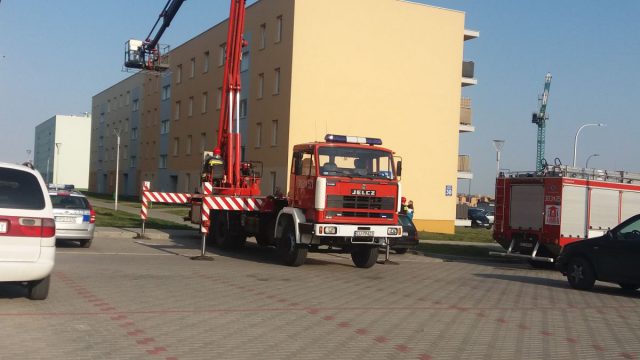 Dwulatek zamknął babcię na balkonie. Na pomoc ruszyli strażacy (zdjęcia, wideo)