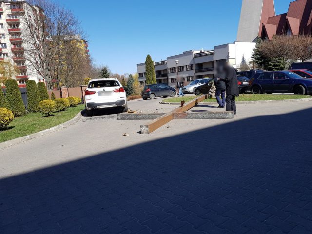 Nietypowe zdarzenie przed kościołem. Drewniany krzyż runął na BMW (zdjęcia)