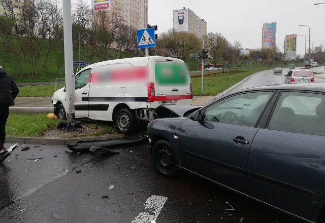 Zderzenie seata z peugeotem w Lublinie. Nikt nie ucierpiał (zdjęcia)