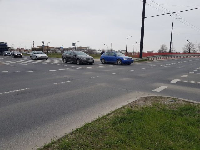Rowerzysta został potrącony przez audi. Mężczyzna trafił do szpitala (zdjęcia)