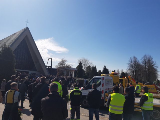 „Ta praca jest śmiertelnie niebezpieczna.” Pożegnali kolegę, który zginął w wypadku (zdjęcia)