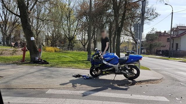 Wjechał na skrzyżowanie, zderzył się z motocyklistą (zdjęcia)