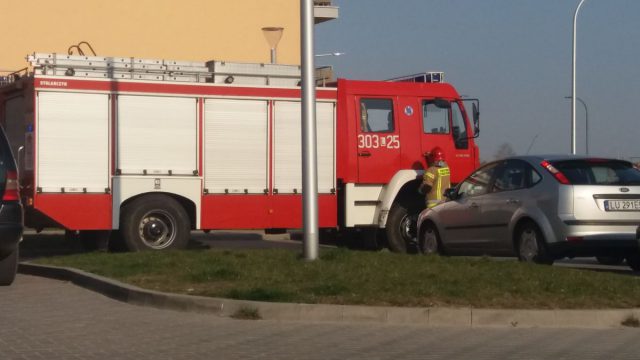 Dwulatek zamknął babcię na balkonie. Na pomoc ruszyli strażacy (zdjęcia, wideo)