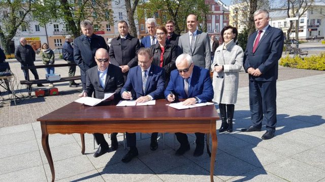 Na rynku w Krasnymstawie podpisali kolejną umowę na przygotowanie trasy S17 Lublin – Zamość