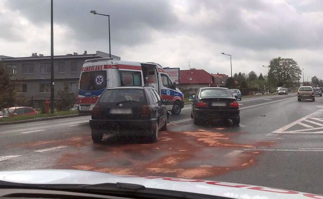 Zderzenie BMW z volkswagenem. Jeden z kierowców wymusił pierwszeństwo przejazdu (zdjęcia)