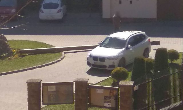 Nietypowe zdarzenie przed kościołem. Drewniany krzyż runął na BMW (zdjęcia)