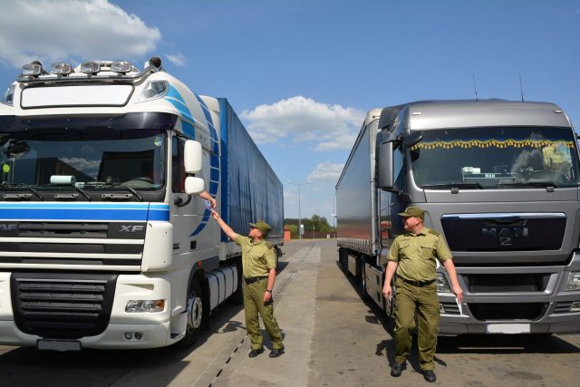 Ulotki przypomną kierowcom z Ukrainy, jak należy jeździć bezpiecznie po Polsce (zdjęcia)