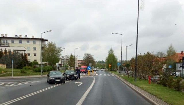 Zderzenie BMW z volkswagenem. Jeden z kierowców wymusił pierwszeństwo przejazdu (zdjęcia)