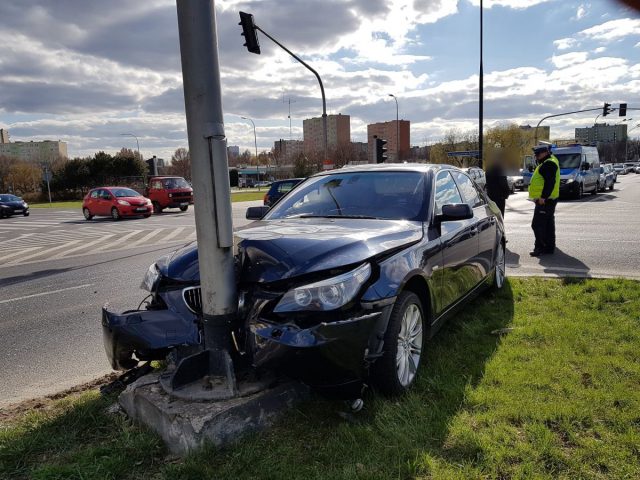 Wjechała BMW na czerwonym świetle, doprowadziła do groźnego zderzenia z kią (zdjęcia)