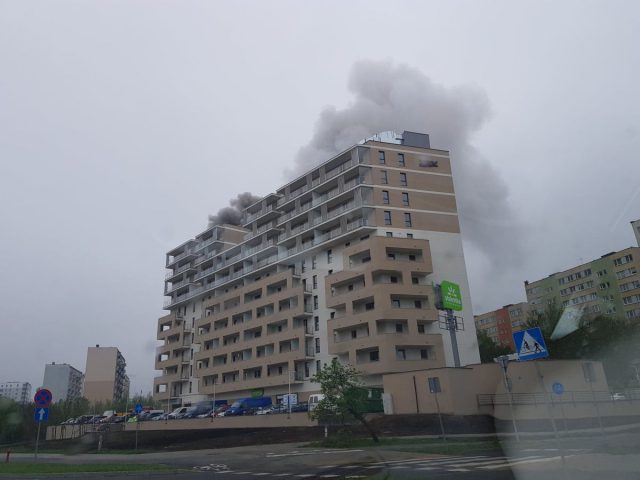Pożar nowego budynku TBV na Czechowie. Trwa akcja gaśnicza (zdjęcia)