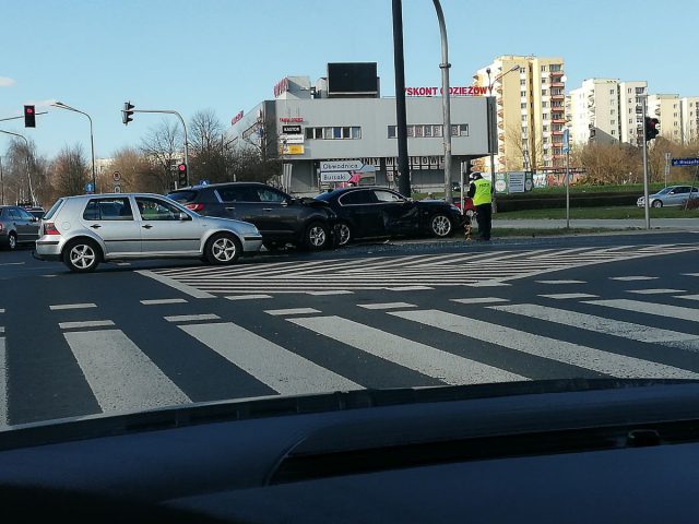 Wjechała BMW na czerwonym świetle, doprowadziła do groźnego zderzenia z kią (zdjęcia)