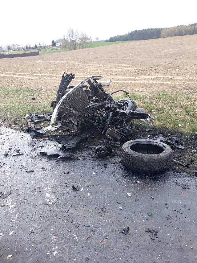 BMW rozpadło się na kawałki. 27-latek zginął na miejscu (zdjęcia)