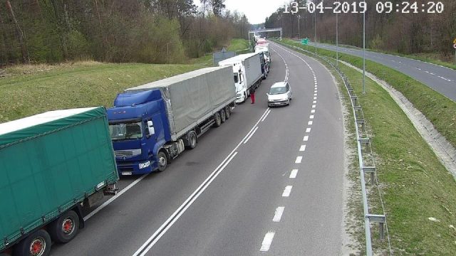 Ponad pół tysiąca ciężarówek na granicy, kolejka ma już 14 km (zdjęcia)
