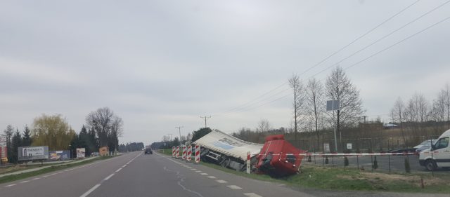 Podczas wyprzedzania, zaczepił ciężarówką o ciągnik rolniczy. Traktorzysta jest w ciężkim stanie (zdjęcia)