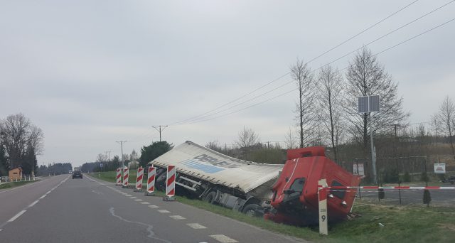 Podczas wyprzedzania, zaczepił ciężarówką o ciągnik rolniczy. Traktorzysta jest w ciężkim stanie (zdjęcia)