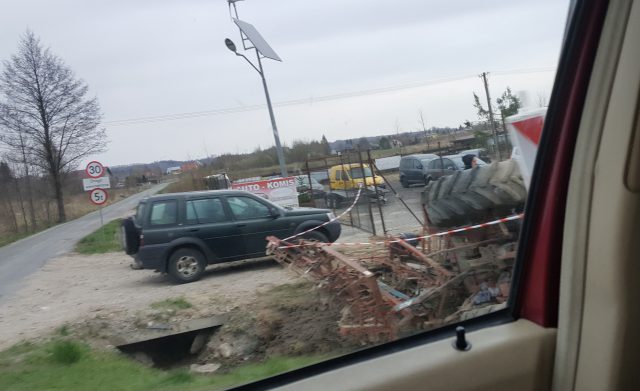 Podczas wyprzedzania, zaczepił ciężarówką o ciągnik rolniczy. Traktorzysta jest w ciężkim stanie (zdjęcia)