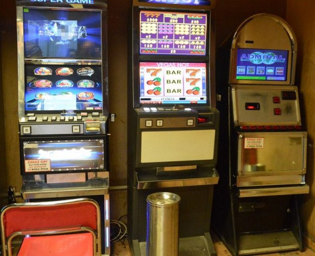 W trakcie dwóch kontroli zarekwirowano 11 urządzeń do gier hazardowych (zdjęcia)