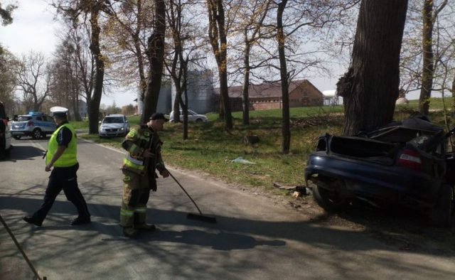 Opel uderzył w drzewo, dwie osoby nie żyją (zdjęcia)