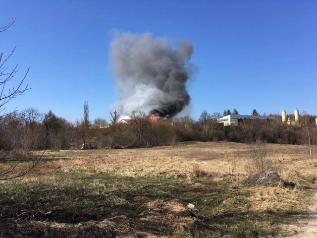 Strażacy walczą z dużym pożarem ubojni we Włodawie (wideo, zdjęcia)