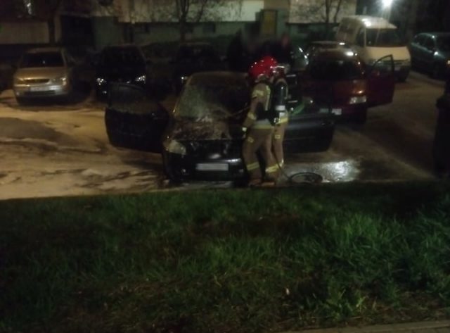 Pożar auta na parkingu. Interweniowała straż pożarna (wideo, zdjęcia)