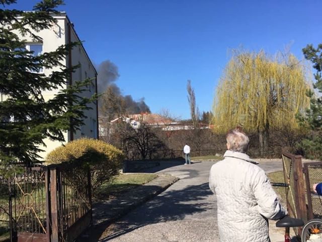 Strażacy walczą z dużym pożarem ubojni we Włodawie (wideo, zdjęcia)