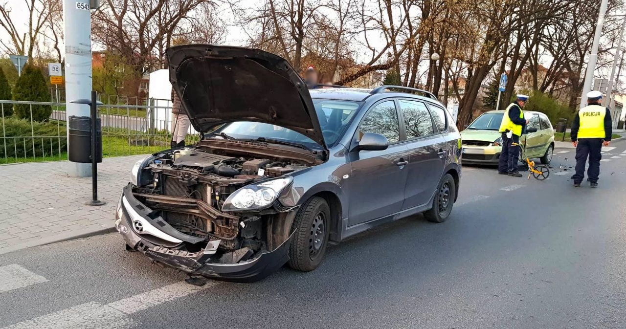 Dwie osoby w szpitalu po zderzeniu trzech pojazdów na ul