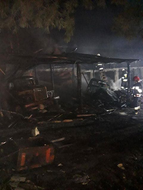 Pożar budynku gospodarczego w Chodlu. Z ogniem walczyło dziesięć zastępów straży pożarnej (zdjęcia)