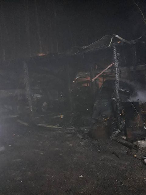 Pożar budynku gospodarczego w Chodlu. Z ogniem walczyło dziesięć zastępów straży pożarnej (zdjęcia)