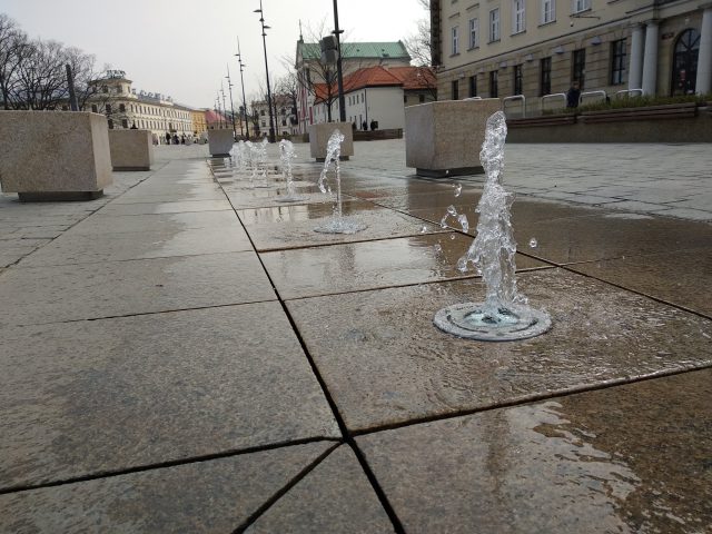 Fontanny na Placu Litewskim już działają (wideo, zdjęcia)