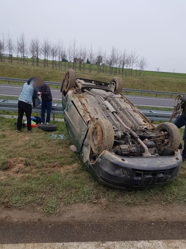 Dachowanie auta na S12/S17. Utrudnienia w ruchu na trasie Lublin – Warszawa (zdjęcia, wideo)