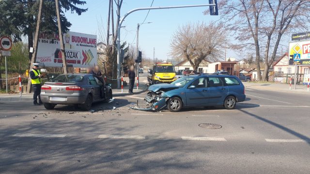 Jedna osoba poszkodowana po zderzeniu dwóch aut na skrzyżowaniu (zdjęcia)