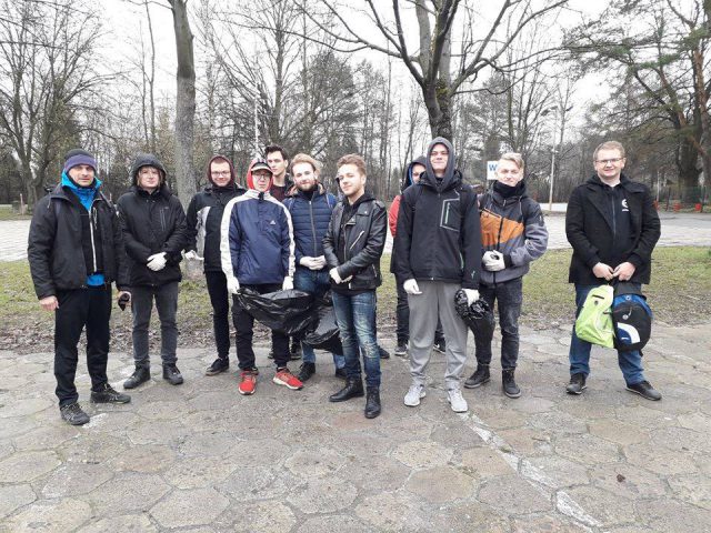 Sprzątali okolice Zalewu Zemborzyckiego. W akcji udział wzięły przedszkolaki i młodzież licealna (zdjęcia)