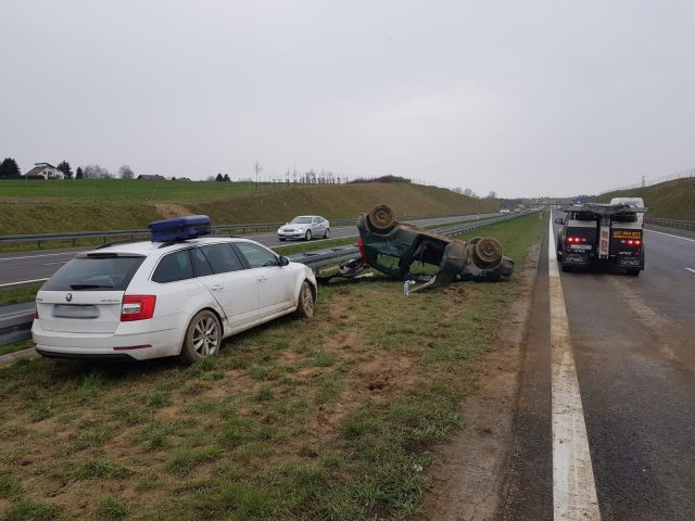 Dachowanie auta na S12/S17. Utrudnienia w ruchu na trasie Lublin – Warszawa (zdjęcia, wideo)