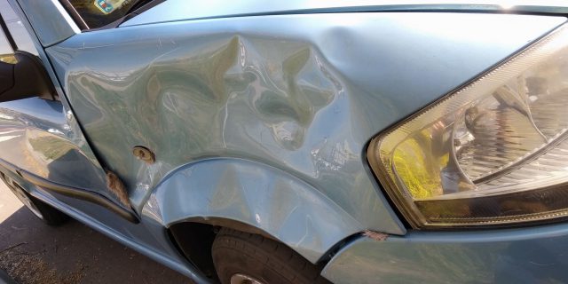 Zderzenie citroena z sarną. Po zwierzęciu pozostała sierść i uszkodzone auto (zdjęcia)